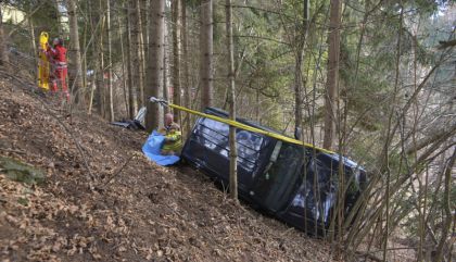 fahrzeugabsturznussdorfdebant17dez-brug2