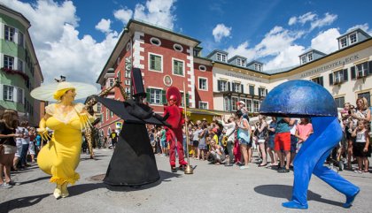 OLALA-Parade verwandelte Innenstadt in Zirkusmanage