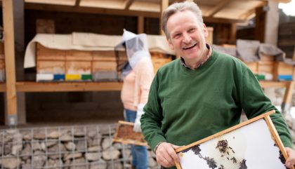 „An den Bienenstöcken zu arbeiten, ist für mich Erholung pur“, sagt Thaddäus Stocker, der sich als Landwirt in Assling auch der Schafzucht widmet. „An den Bienenstöcken zu arbeiten, ist für mich Erholung pur“, sagt Thaddäus Stocker, der sich als Landwirt in Assling auch der Schafzucht widmet.