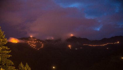 Geschichtlicher Hintergrund der Herz-Jesu-Feuer ist ein Gelöbnis, das der Tiroler Landesausschuss am 1. Juni 1796 vor dem Herz-Jesu-Bild der Bozner Pfarrkirche zum Schutz des Landes gegen äußere und innere Feinde abgelegt hat. Der zweite Sonntag nach Fronleichnam wurde zum Tiroler Landesfeiertag erklärt. 