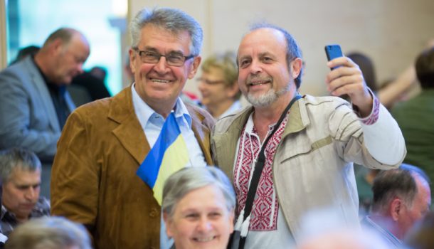 HVÖ-Präsident Werner Weibert (links) mit Ivan Suhiy aus der Ukraine, der mit „Flax blossoms“ in der Weltmeister-Klasse antreten wird. Auch aus Slowenien, Italien und Deutschland reisten MusikantInnen zur WM 2017 an. Gemeinsam mit KollegInnen aus verschiedenen österreichischen Bundesländern werden sie an diesem Wochenende in Außervillgraten musizieren. HVÖ-Präsident Werner Weibert (links) mit Ivan Suhiy aus der Ukraine, der mit „Flax blossoms“ in der Weltmeister-Klasse antreten wird. Auch aus Slowenien, Italien und Deutschland reisten MusikantInnen zur WM 2017 an. Gemeinsam mit KollegInnen aus verschiedenen österreichischen Bundesländern werden sie an diesem Wochenende in Außervillgraten musizieren.