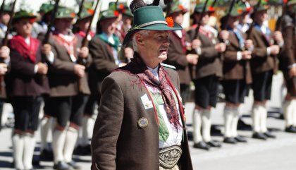 Das Schützenbataillon Oberes Iseltal feiert nicht nur sein 60-jähriges Bestehen, sondern auch das 30-Jahr-Jubiläum seines Kommandanten Klaus Riepler. Das Schützenbataillon Oberes Iseltal feiert nicht nur sein 60-jähriges Bestehen, sondern auch das 30-Jahr-Jubiläum seines Kommandanten Klaus Riepler.