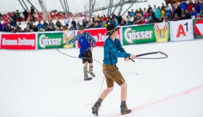 slalomlienz28dez2017-Osttiroler Peitschenschnalzer im Zielstadion expapictures