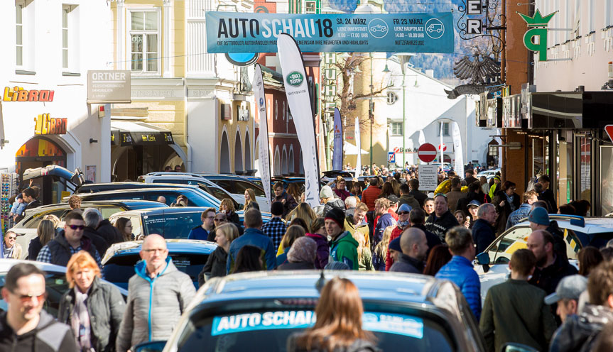 Gut besuchter Open-Air-Autosalon am 24.3. im Herzen der Osttiroler Bezirkshauptstadt. Einen Tag vorher standen auf dem Lienzer Hauptplatz die besten Nutz- und Elektrofahrzeuge im Mittelpunkt des Interesses.
