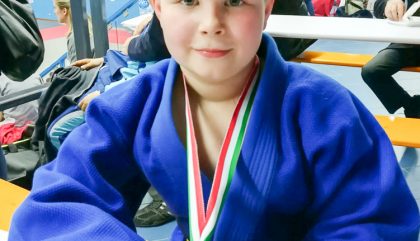 judo-tolmezzo-pucher-elia-mit-goldmedaille1-judounionosttirol-420x241