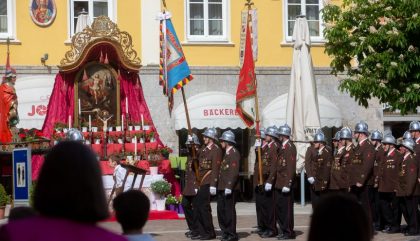 06.05.2018, Oesterreich, Lienz, Lienzer Innenstadt, Floriani Prozession - Im Bild Station der Prozession am Johannesplatz mit der Fahne der Feuerwehr Lienz , Brunner Images 2018, Foto: Brunner Images / Philipp Brunner