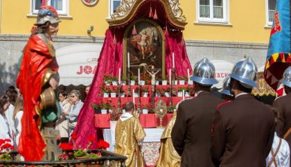 06.05.2018, Oesterreich, Lienz, Lienzer Innenstadt, Floriani Prozession - Im Bild die erste Station der Prozession am Johannesplatz , Brunner Images 2018, Foto: Brunner Images / Philipp Brunner