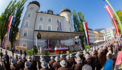 Vor der Liebburg, die 1609 auch niederbrannte, wurde heute, Sonntag, 6. Mai 2018, der Gottesdienst gefeiert. 