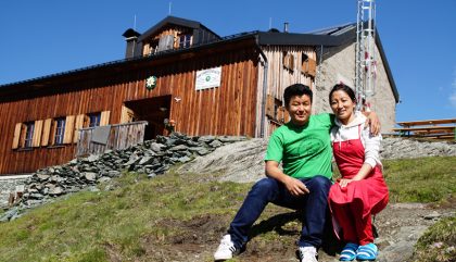 Bereits in der dritten Saison bewirtschaften Ang Kami Lama Sherpa und seine Frau Pasang Ihamu Sherpa das Schutzhaus hoch über dem Tauerntal. Foto: Osttirol heute