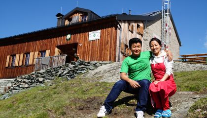 Bereits in der dritten Saison bewirtschaften Ang Kami Lama Sherpa und seine Frau Pasang Ihamu Sherpa das Schutzhaus hoch über dem Tauerntal. Foto: Osttirol heute Bereits in der dritten Saison bewirtschaften Ang Kami Lama Sherpa und seine Frau Pasang Ihamu Sherpa das Schutzhaus hoch über dem Tauerntal. Foto: Osttirol heute