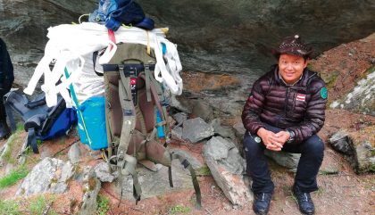 Kami mit 60 kg Rucksack zur Hütte_c_privat Kami mit 60 kg Rucksack zur Hütte_c_privat