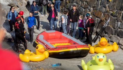 29.09.2018, Oesterreich, Lienz, Isel, Entenaktion, Im Bild die Teilnehmer warfen Ihre Enten ins Boot - Brunner Images 2018, Foto: Brunner Images / Philipp Brunner 29.09.2018, Oesterreich, Lienz, Isel, Entenaktion, Im Bild die Teilnehmer warfen Ihre Enten ins Boot - Brunner Images 2018, Foto: Brunner Images / Philipp Brunner