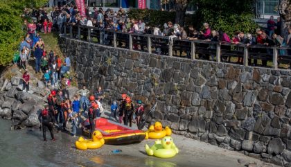 29.09.2018, Oesterreich, Lienz, Isel, Entenaktion, Im Bild hunderte Besucher entlang der Isel - Brunner Images 2018, Foto: Brunner Images / Philipp Brunner 29.09.2018, Oesterreich, Lienz, Isel, Entenaktion, Im Bild hunderte Besucher entlang der Isel - Brunner Images 2018, Foto: Brunner Images / Philipp Brunner