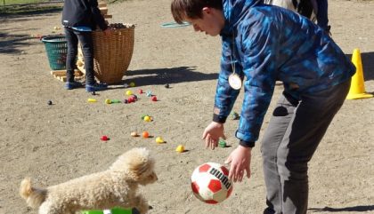 Martin beim Spielen mit dem „Hofhund“ Martin beim Spielen mit dem „Hofhund“