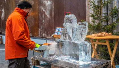 16.12.2018, Oesterreich, Anras, Gemeindeplatz, Bergadvent, Im Bild: Johann Fuchs beim schnitzen und schneiden eines Eisengels , Brunner Images 2018, Foto: Brunner Images / Philipp Brunner