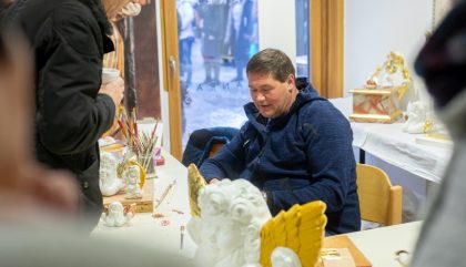 16.12.2018, Oesterreich, Anras, Gemeindeplatz, Bergadvent, Im Bild: Vergolder Josef Kollreider , Brunner Images 2018, Foto: Brunner Images / Philipp Brunner