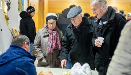 16.12.2018, Oesterreich, Anras, Gemeindeplatz, Bergadvent, Im Bild: Interessierte Besucher am Bergadvent , Brunner Images 2018, Foto: Brunner Images / Philipp Brunner