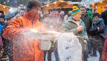 16.12.2018, Oesterreich, Anras, Gemeindeplatz, Bergadvent, Im Bild: Johann Fuchs beim schneiden und schnitzen einer Eisfigur , Brunner Images 2018, Foto: Brunner Images / Philipp Brunner