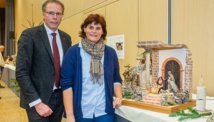 15.12.2018, Oesterreich, Nussdorf-Debant, Mehrzwecksaal, Krippenausstellung, Im Bild: Obmann Krippenverein Nussdorf-Debant Sepp Bernhardt und Annemarie Klaunzer vom Wohn und Pflegeheim Nussdorf-Debant - Brunner Images 2018, Foto: Brunner Images / Philipp Brunner