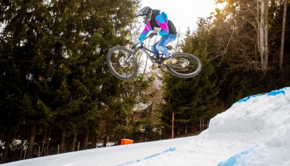 Im Bild ein Teilnehmer bei einer Sprungschanze. Alle Foto: Brunner Images/Philipp Brunner