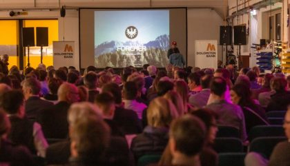 07.02.2019, Oesterreich, Lienz, Tischlerei Forcher, Unternehmerforum Dolomitenbank, Im Bild die volle Produktionshalle mit knapp 300 Personen, Brunner Images 2019, Foto: Brunner Images / Philipp Brunner 07.02.2019, Oesterreich, Lienz, Tischlerei Forcher, Unternehmerforum Dolomitenbank, Im Bild die volle Produktionshalle mit knapp 300 Personen, Brunner Images 2019, Foto: Brunner Images / Philipp Brunner