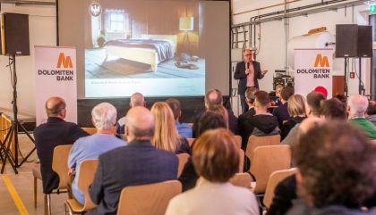 07.02.2019, Oesterreich, Lienz, Tischlerei Forcher, Unternehmerforum Dolomitenbank, Im Bild die volle Produktionshalle. Vorne im Bild Prokurist Tischlerei Forcher Andreas Wolsegger, Brunner Images 2019, Foto: Brunner Images / Philipp Brunner 07.02.2019, Oesterreich, Lienz, Tischlerei Forcher, Unternehmerforum Dolomitenbank, Im Bild die volle Produktionshalle. Vorne im Bild Prokurist Tischlerei Forcher Andreas Wolsegger, Brunner Images 2019, Foto: Brunner Images / Philipp Brunner