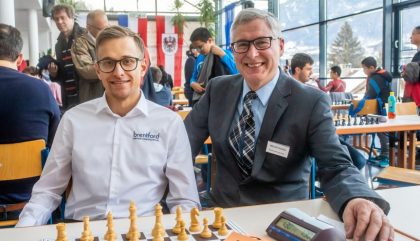 Im Bild v.l.: Grossmeister Noel Studer und Turnierleiter Weiler Georg