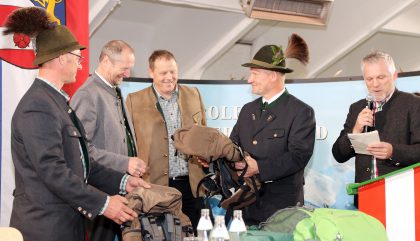 BJT2019_NeuerBezirksjaegermeisterGeschenk1-c-OsttirolHeute BJT2019_NeuerBezirksjaegermeisterGeschenk1-c-OsttirolHeute