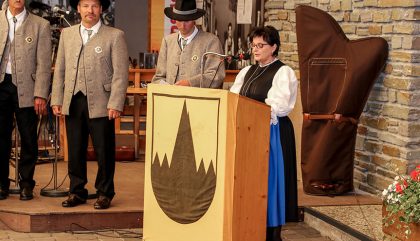 150JahreBergfuehrerKals-Fahnenpatin-Doris-Ponholzer