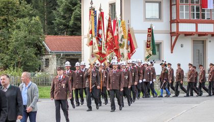Segnung-Fahrzeug-FF-St-Johann-FF-marschiert_c-OsttirolHeute Segnung-Fahrzeug-FF-St-Johann-FF-marschiert_c-OsttirolHeute