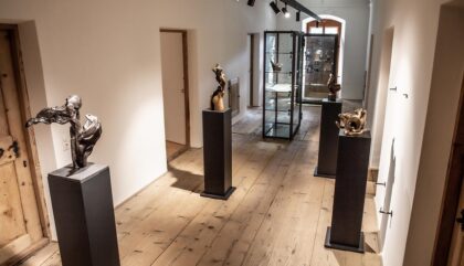 Jos Pirkner Ausstellung Pfleghaus Bronzeskulpturen_c_Verein Anraser Pfleghaus