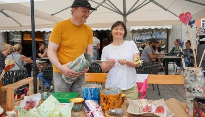 Rosenmarkt Lienz Eva mit ihrem Betreuer am Stand der Lebenshilfe_c_Stadt Lienz Bernd Lenzer