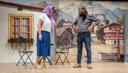A Theatergruppe Ausservillgraten-2025 Liaba Loign als floign_c_Toni Ausserlechner (1) A Theatergruppe Ausservillgraten-2025 Liaba Loign als floign_c_Toni Ausserlechner (1)