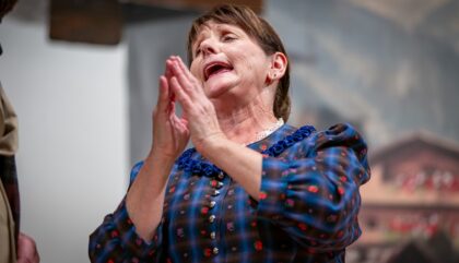 A Theatergruppe Ausservillgraten-2025 Liaba Loign als floign_c_Toni Ausserlechner (12) A Theatergruppe Ausservillgraten-2025 Liaba Loign als floign_c_Toni Ausserlechner (12)
