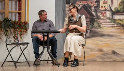 A Theatergruppe Ausservillgraten-2025 Liaba Loign als floign_c_Toni Ausserlechner (23) A Theatergruppe Ausservillgraten-2025 Liaba Loign als floign_c_Toni Ausserlechner (23)