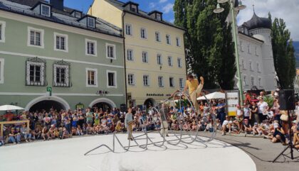 Gestern konnte die Tea Time Company bei guten äußeren Bedingungen am Hauptplatz auftreten. Heute wird ihre Show in der Dolomitenhalle stattfinden. Gestern konnte die Tea Time Company bei guten äußeren Bedingungen am Hauptplatz auftreten. Heute wird ihre Show in der Dolomitenhalle stattfinden.