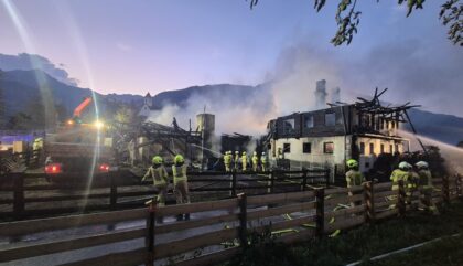 brand-bauernhof-bichl-matrei_c_bezirksfeuerwehrkommando-draxl1 brand-bauernhof-bichl-matrei_c_bezirksfeuerwehrkommando-draxl1
